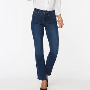 NYDJ Marilyn straight
Fit is everything
women’s size 8
Dark wash